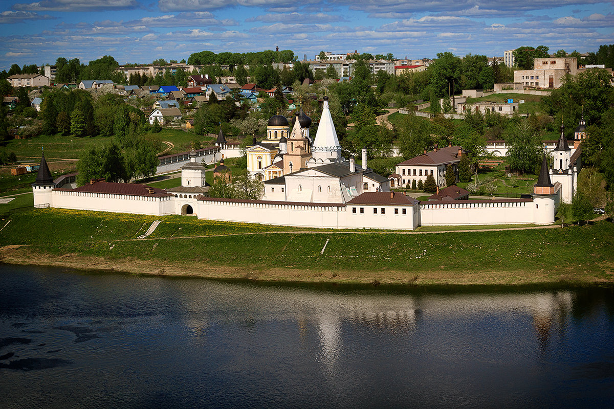 Вид на Старицкий Свято-Успенский мужской монастырь, Тверь - Galina Ivanova 