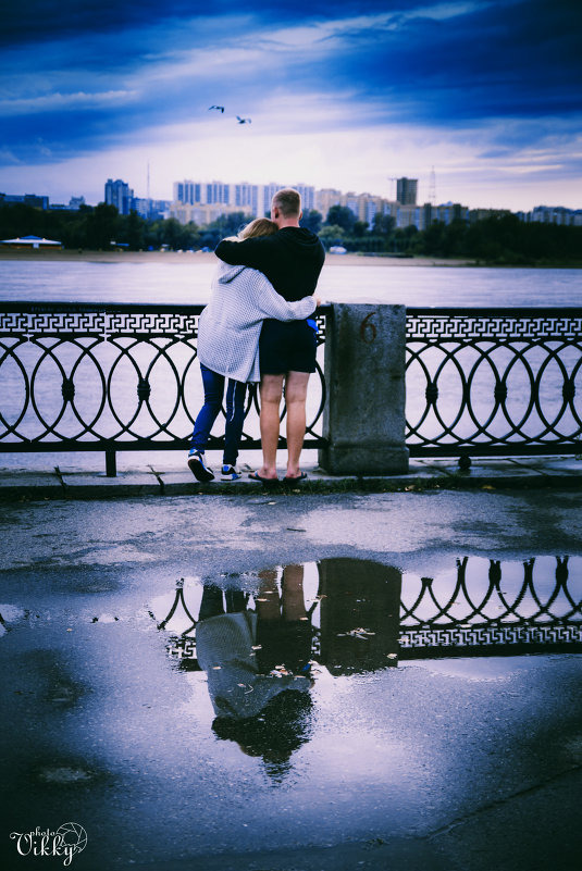 Влюбленная пара, влюбленные чайки и осенний дождь на набережной - Виктория Праскова