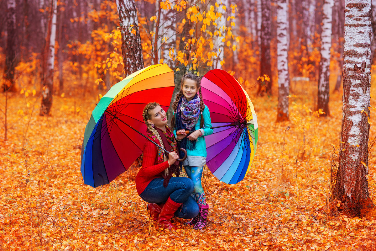 Фотосессия с радужным зонтом осенью