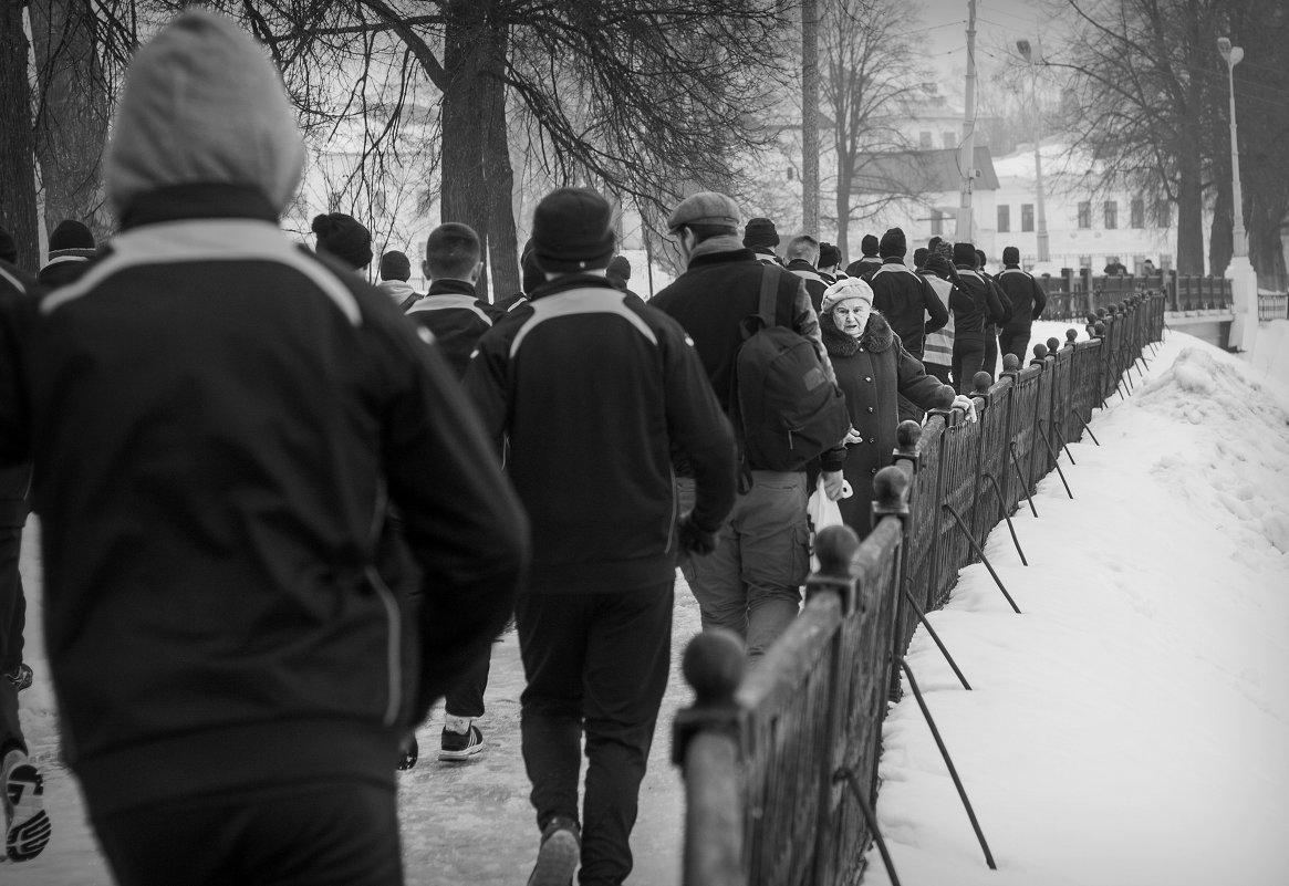 Чуть не затоптали, черти окаянные... - Владимир Голиков