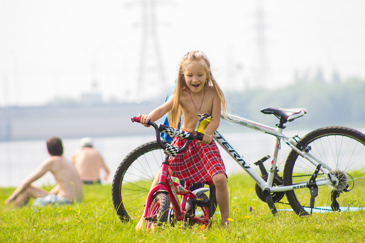 Маленькая девочка на велосипеде - Александр Рогов