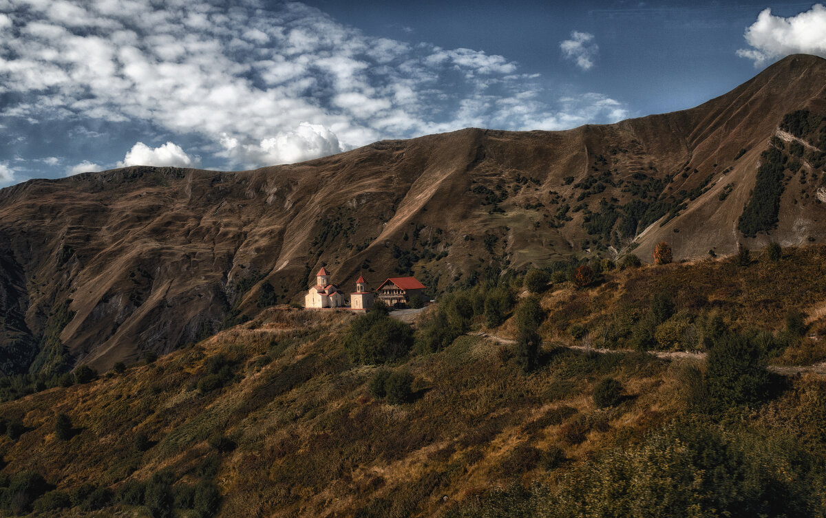 Церковь и отель в горах - Лилия .