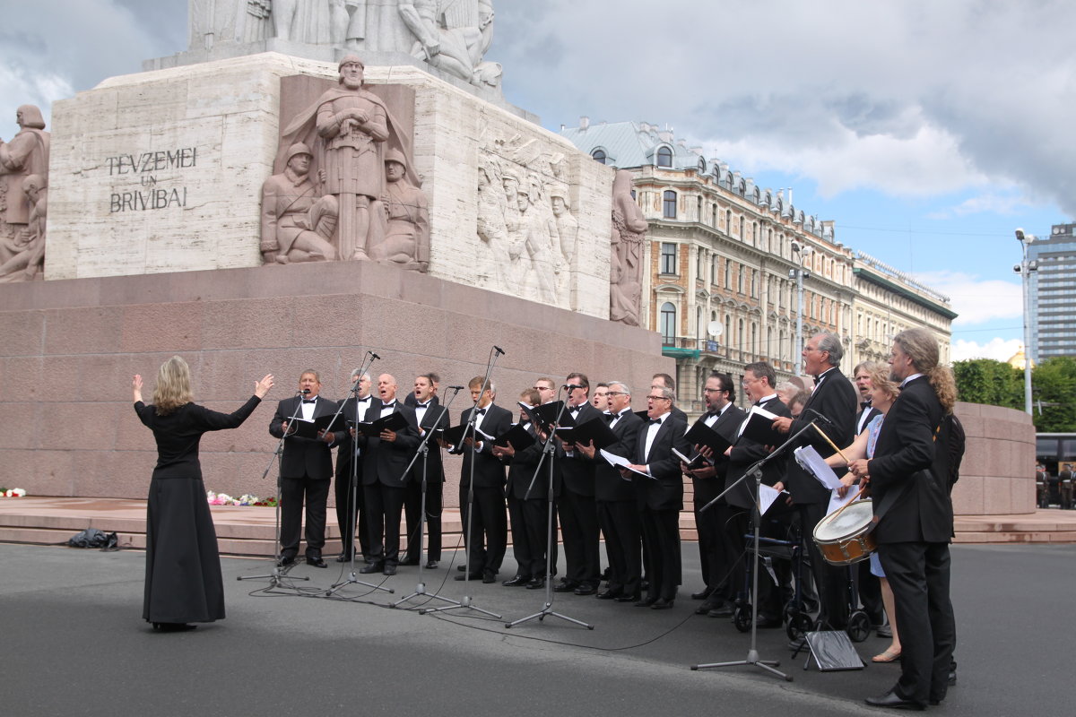 Vīru koris no ASV pie Brīvības pieminekļa Rīgā 14-06-2014. - imants_leopolds žīgurs