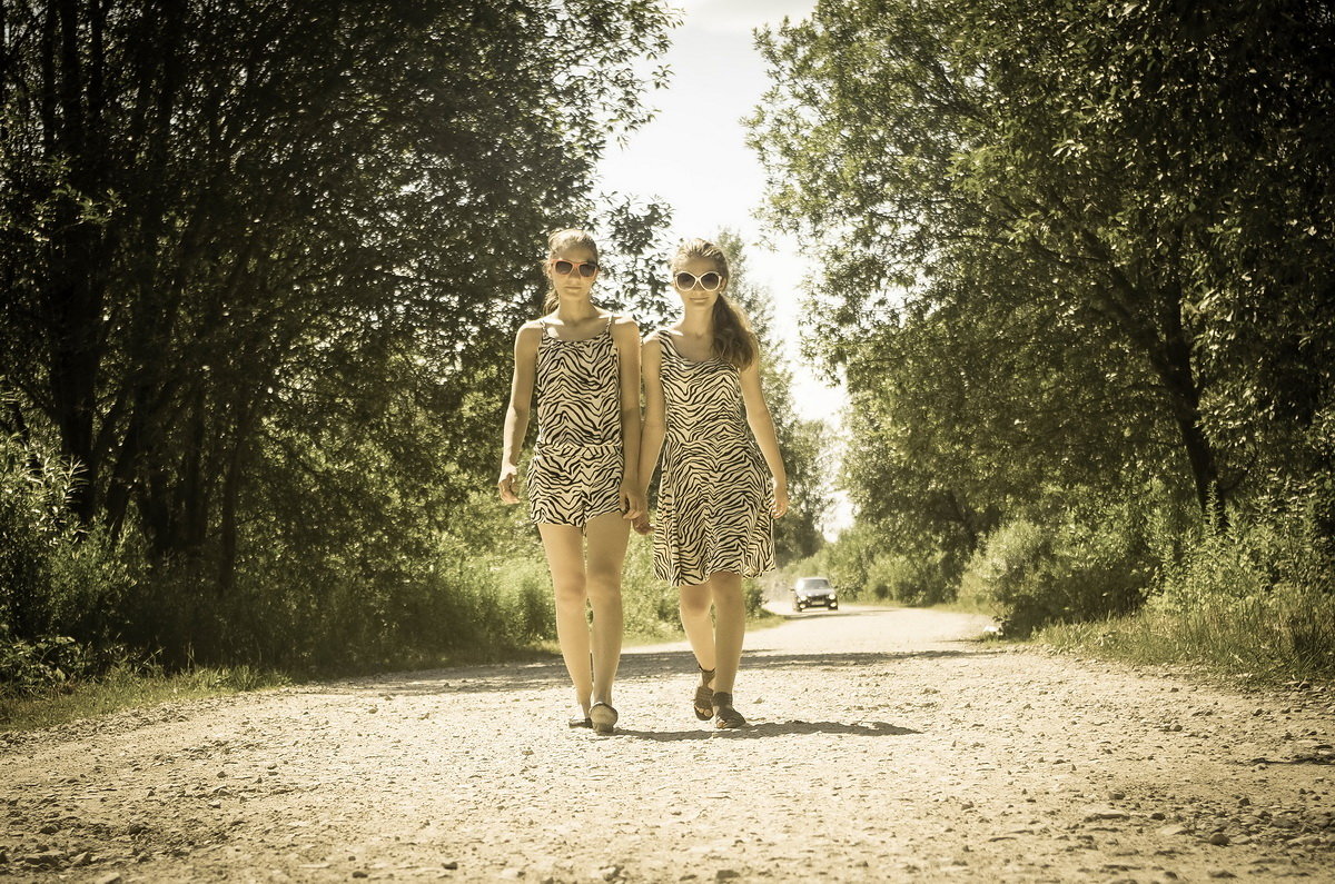 Сёстры на прогулке - vjacheslav 