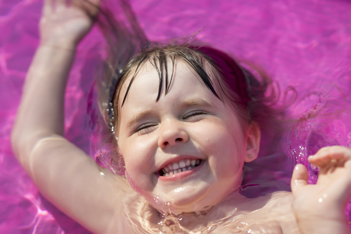 Девочка ловит лучи солнца в бассейне. - Евгений Андреев