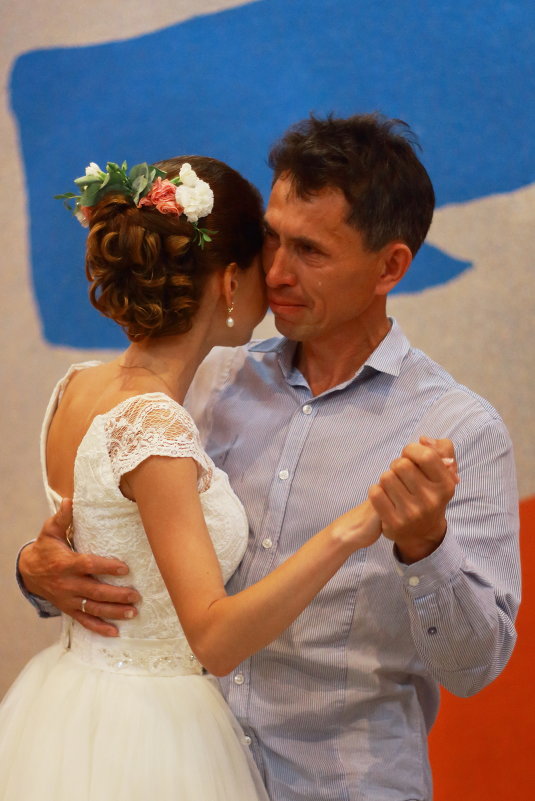 танец отца с дочерью - Владимир Акилбаев