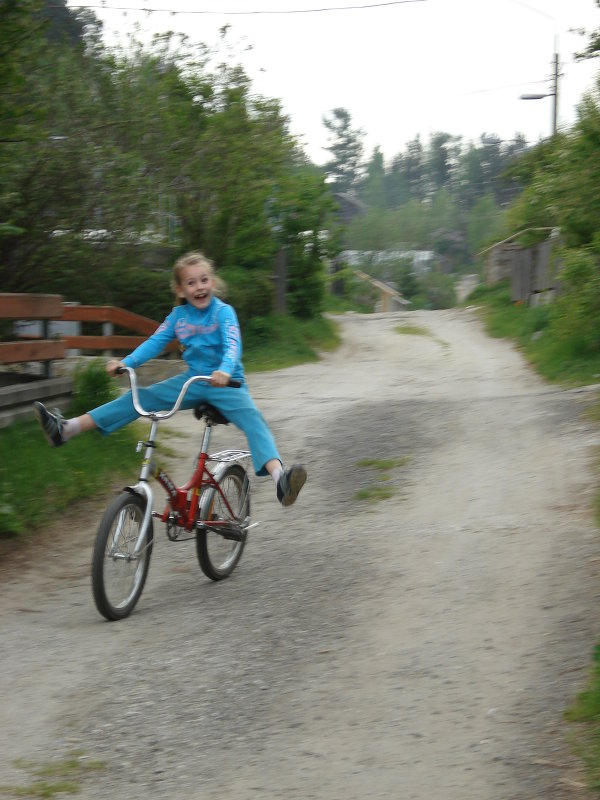Девочка на велосипеде - Яна Магик