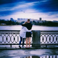 Влюбленная пара, влюбленные чайки и осенний дождь на набережной :: Виктория Праскова