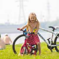 Маленькая девочка на велосипеде :: Александр Рогов
