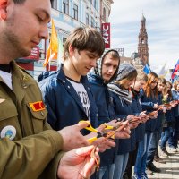 Раздача георгиевских ленточек. Казань. :: Алена Торопов