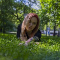 Девушка на траве :: Марина Семеновская