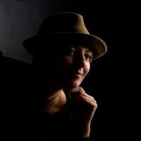 Девушка в шляпе :: Артем Шлычков