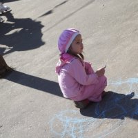 Девочка рисует на асфальте мелом :: Tatyana 