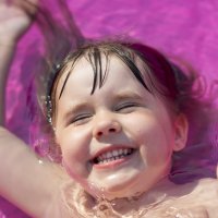 Девочка ловит лучи солнца в бассейне. :: Евгений Андреев