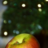 Счастливое новогоднее яблочко! :: Елена Нор