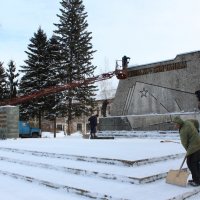 Уборка памятника перед праздником :: Tatyana Zholobova