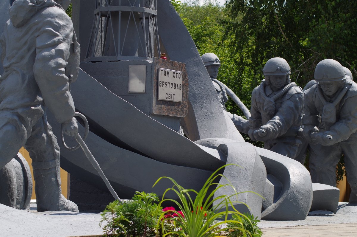 Памятник первым спасателям Чернобыля - Виталий Бережной