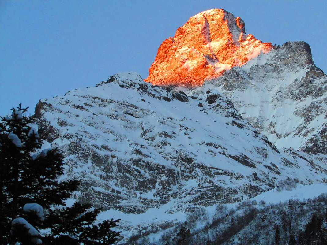 Гора освещённая лучами восходящего солнца - Marina Timoveewa