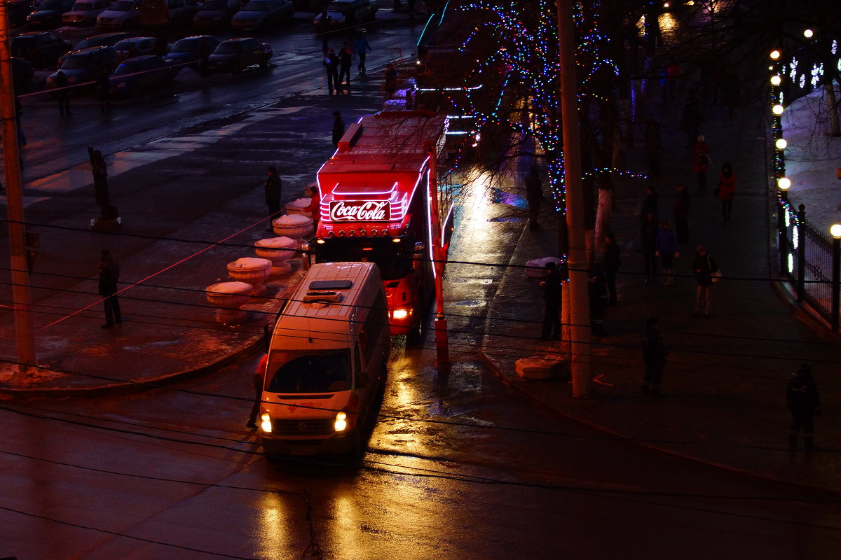 Спонсоры Олимпиады Сочи-14 - Coca-Cola и РЖД - выезжают на старт факельного шествия - YURII K