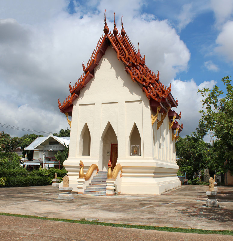 Таиланд, городок Кхеммарат. Маленький, но элегантный храм - Владимир Шибинский