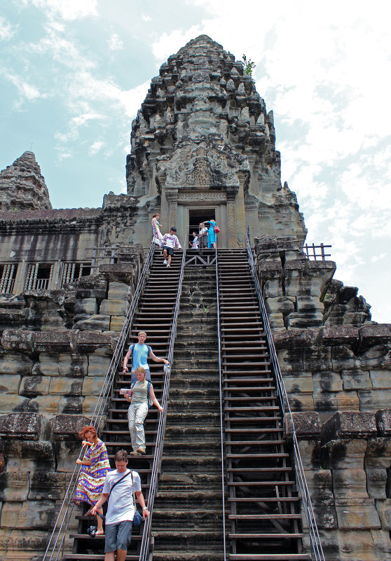 Камбоджа. Наша туристическая группа постепенно возвращается с верхней террасы Ангкор-Вата - Владимир Шибинский