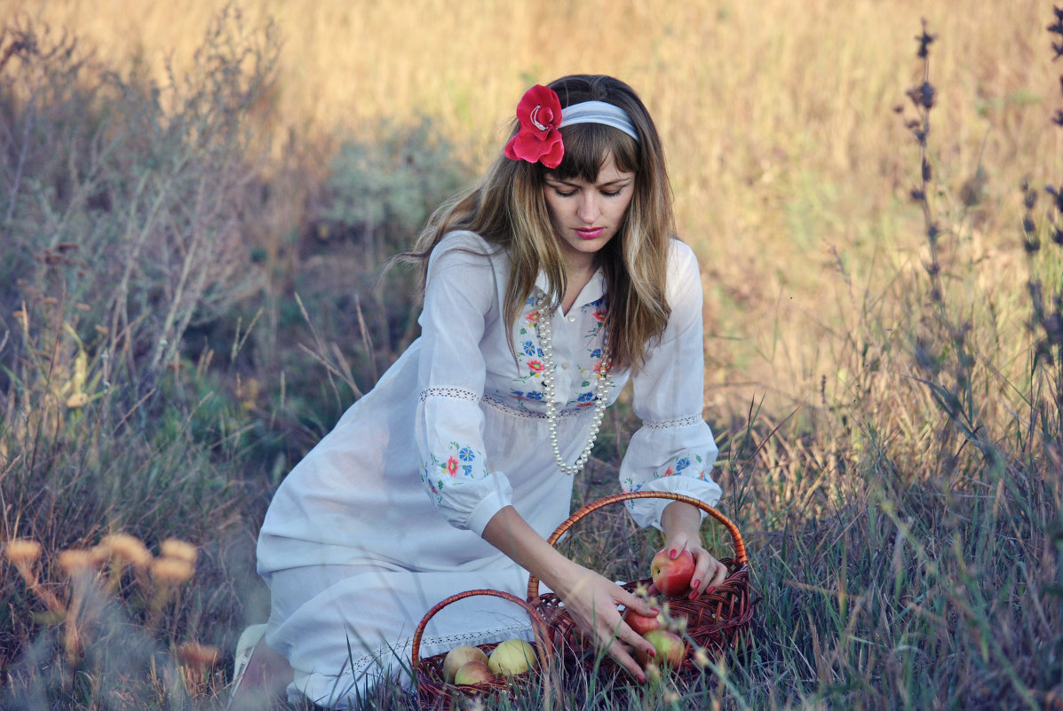 девушка с яблоками - Viktoria Anufrieva