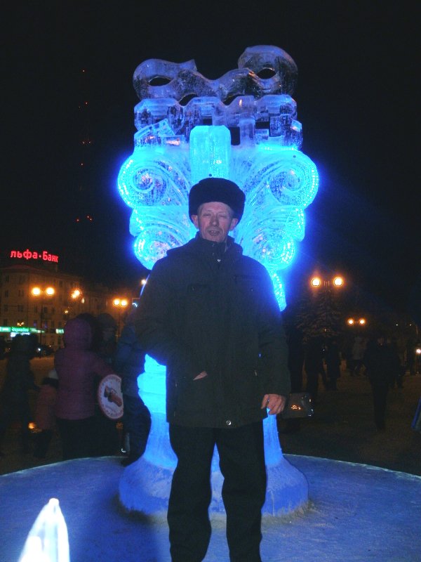 на фоне ледяной статуи - Юра Вахрушев