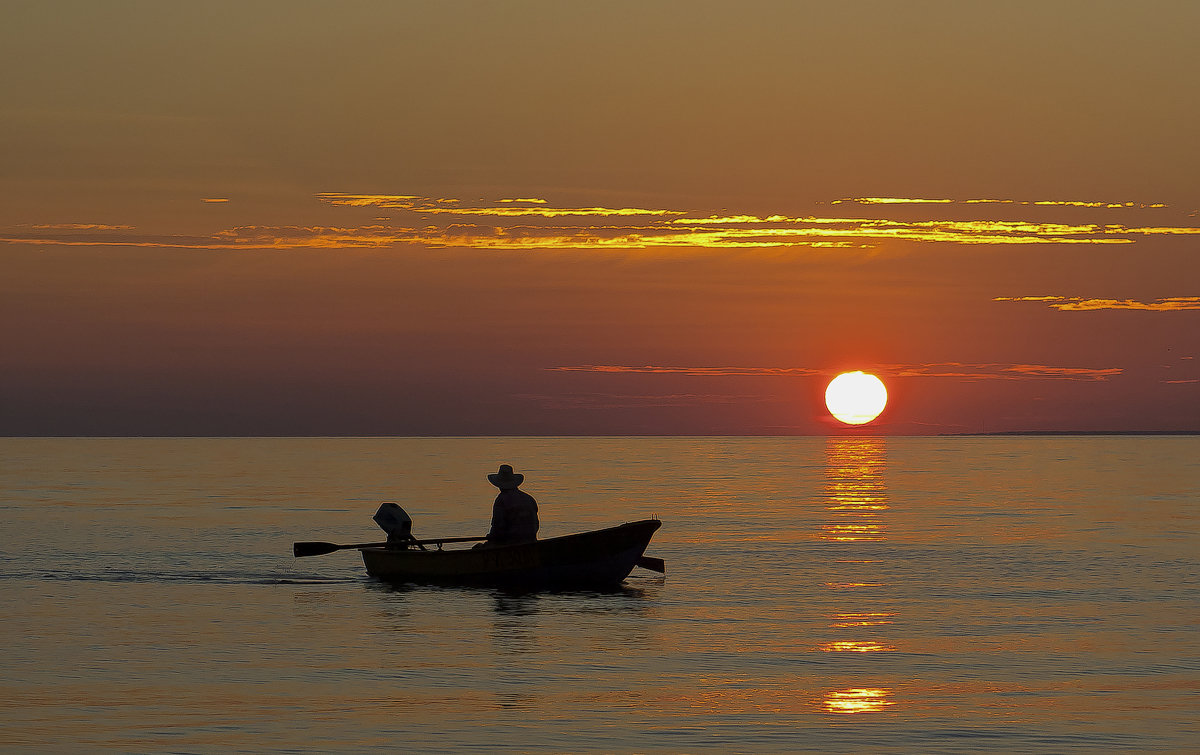 Рыбаки на берегу моря