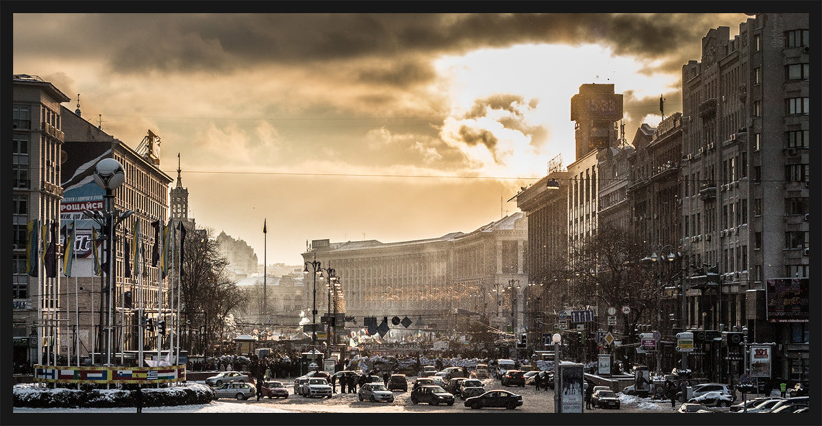 А в ста метрах левее идет война... - Виктор 