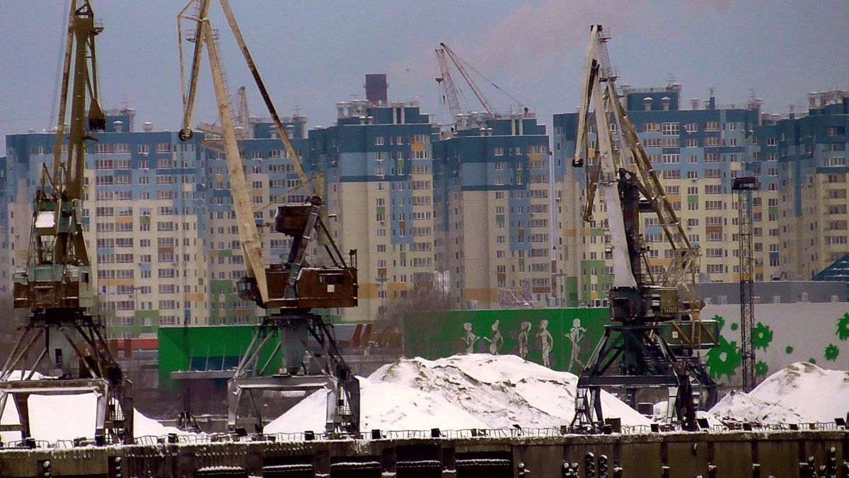 Старые портовые *журавлики* на фоне нового микрорайона Н.Новгород. - Александр Зотов