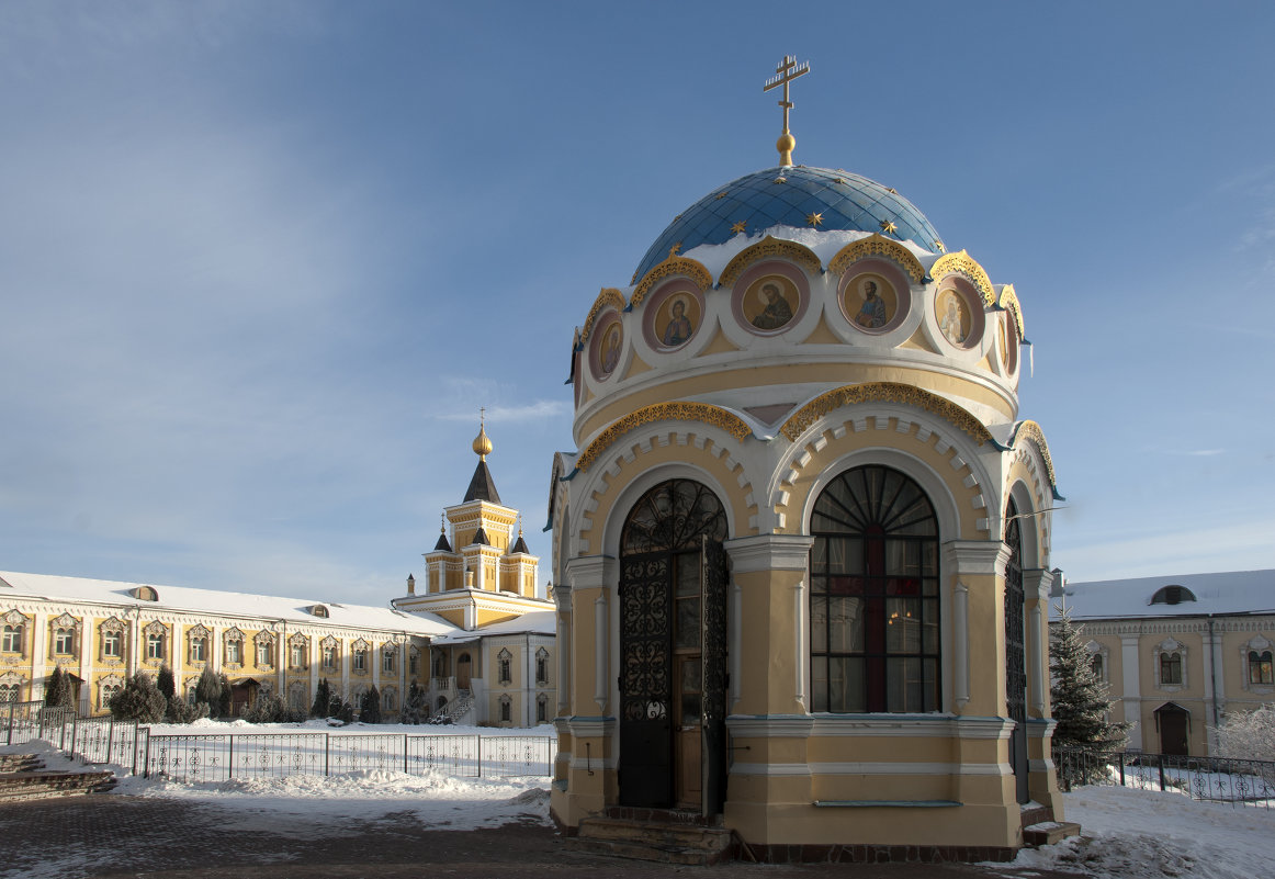 В центре  Николо-Угрешского монастыря - Николай 