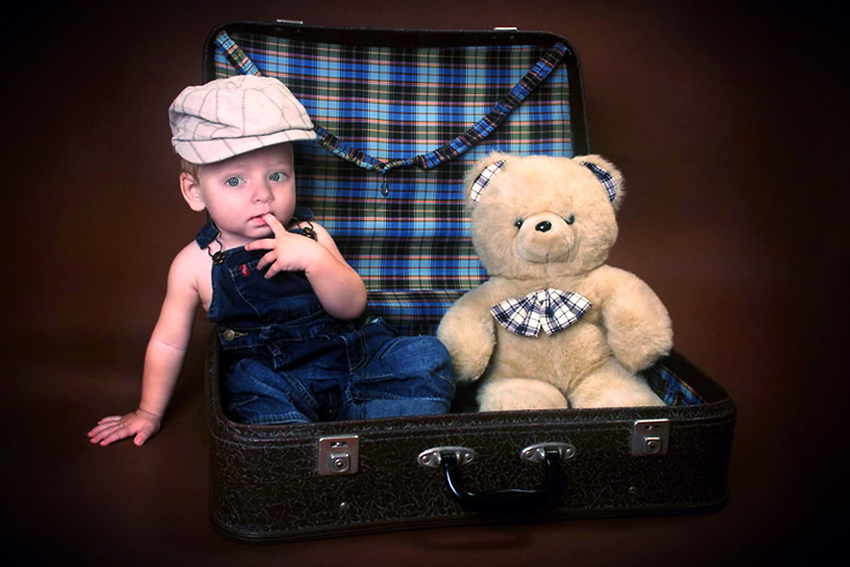 Малыш с чемоданом