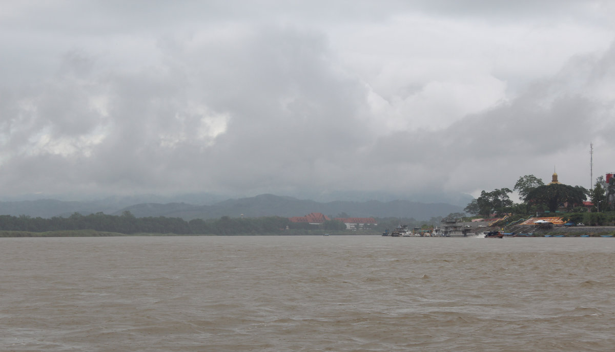 Золотой треугольник. Стык трех стран: Таиланда (он слева), Мьянмы (по центру) и Лаоса (справа) - Владимир Шибинский