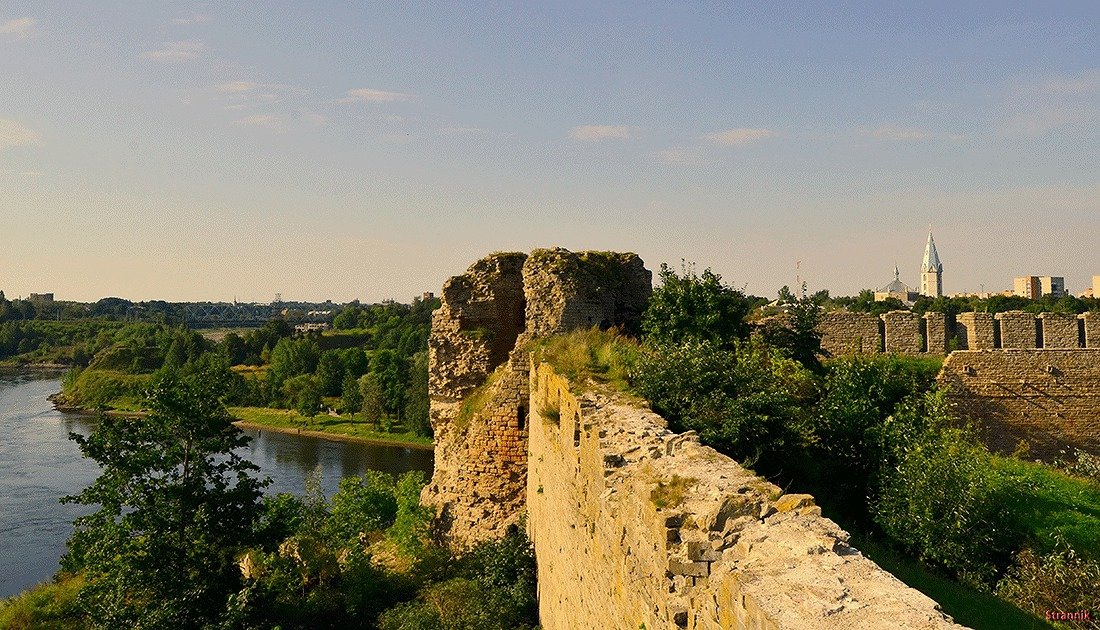 Стена и башня крепости Ивангород - Олег .