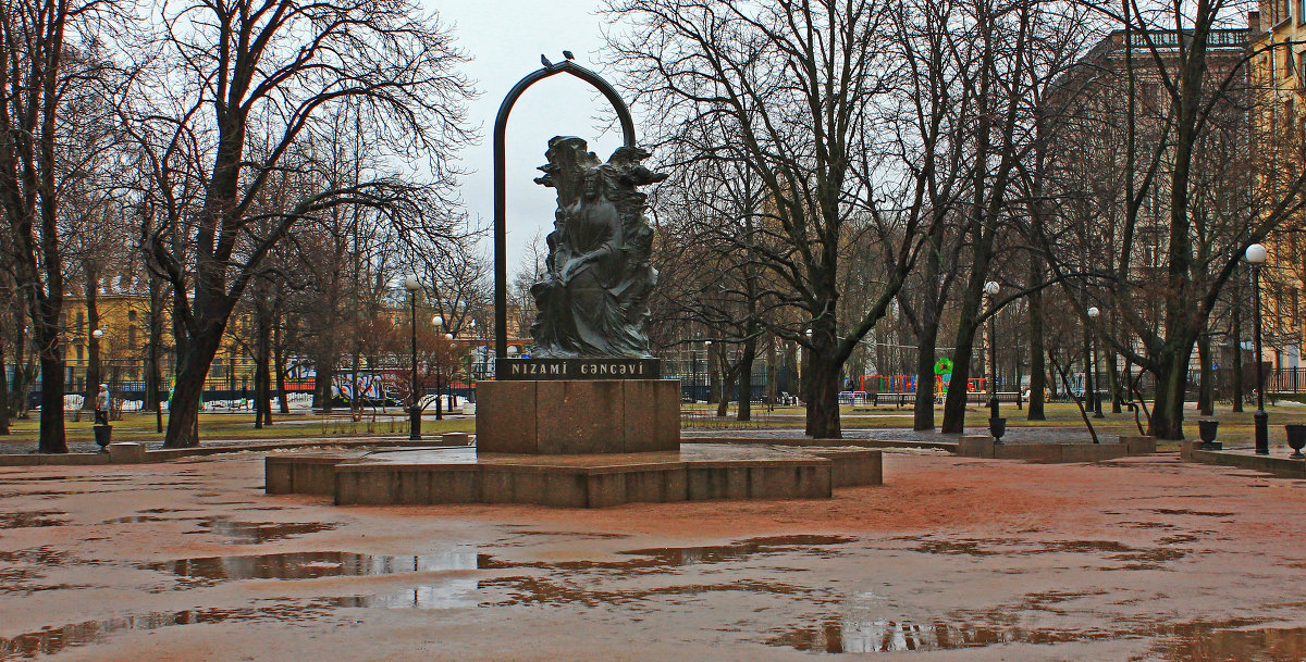 Памятник Низами. - Александр Лейкум