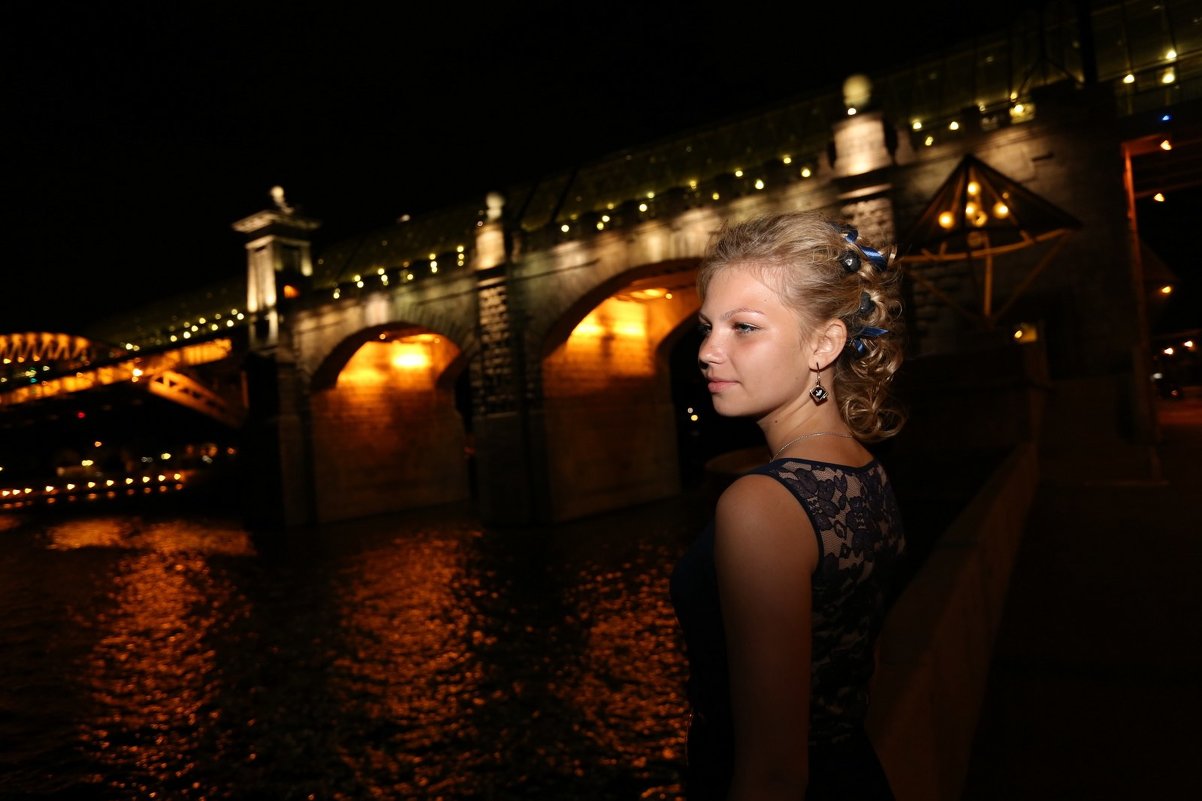 Ночной портрет девушки на фоне огней моста - Anna 