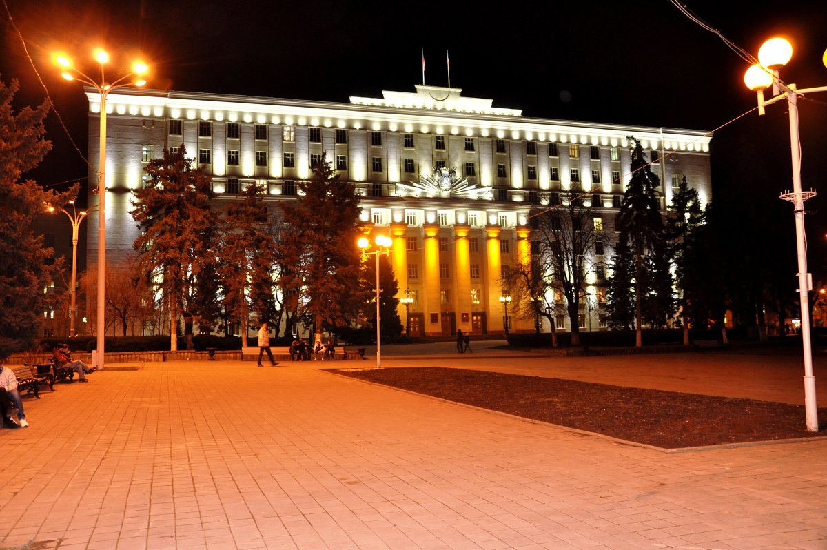 В этом здании находится областная администрация и губернатор - Алексей Кучерюк