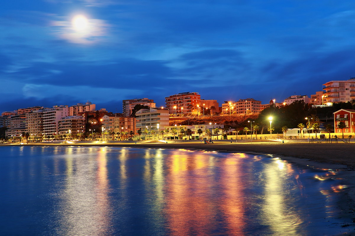 луна над ночным приморским городом Коста Бланка Испания - Павел 
