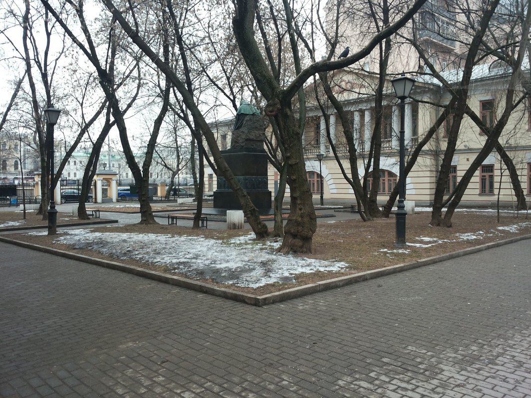 У дома-музея Н.В. Гоголя на Никитском бульваре - Владимир Прокофьев