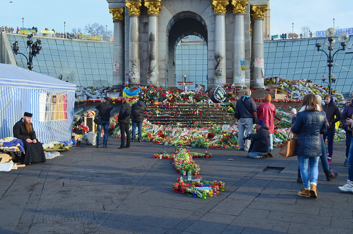 Цветы погибшим у монумента Независимости Украины - Валентина Данилова