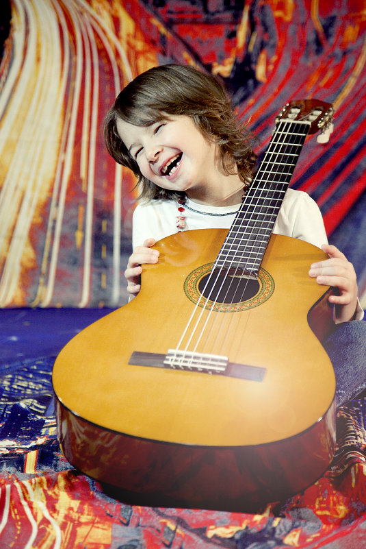 Девочка с гитарой - Эльмира Грабалина