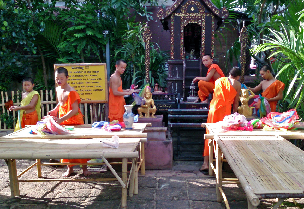 Таиланд. Чанг-Май. Ребята-монахи украшают монастырь к празднику - Владимир Шибинский
