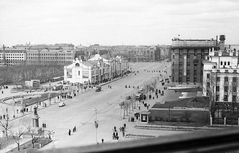 Новосибирск. Вид на главную площадь после демонстрации. - Олег Афанасьевич Сергеев