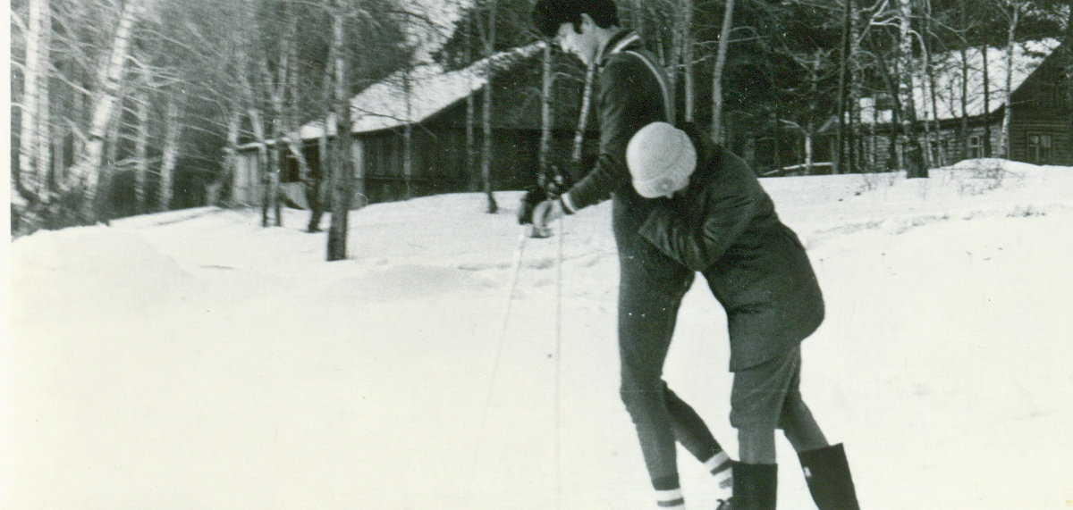 На уроке физкультыры в 1981 г. Одни лыжи на двоих. - Сергей 