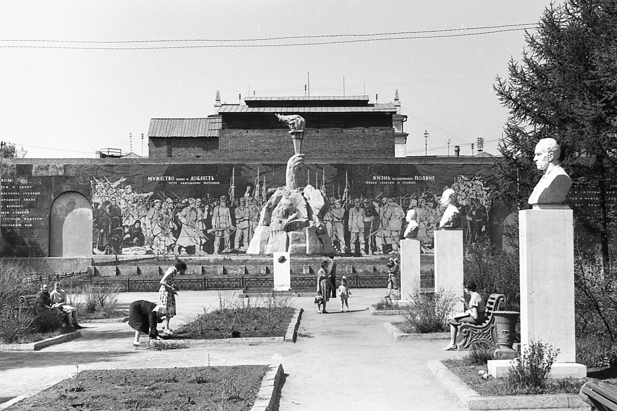 Новосибирск. Сквер Героев революции. 1963 г. - Олег Афанасьевич Сергеев