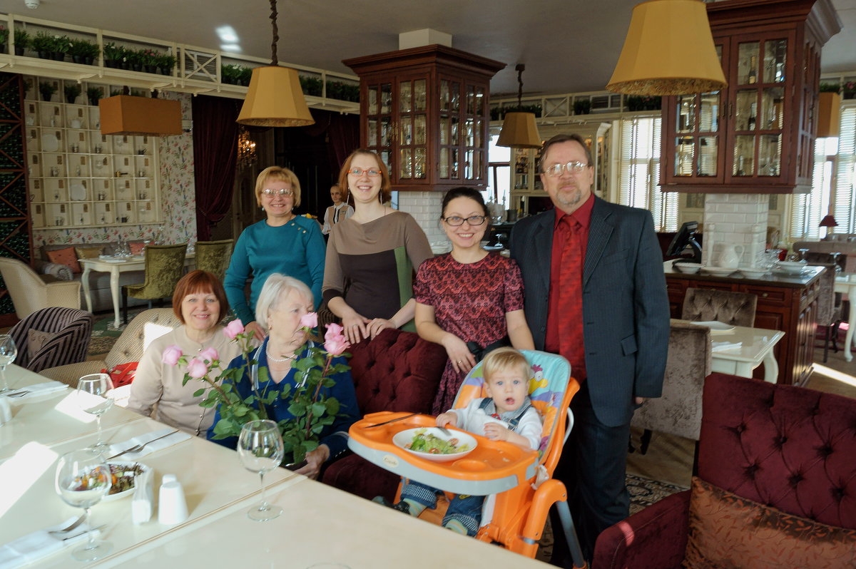 8 марта с семьей в ресторане - Alexandr Яковлев