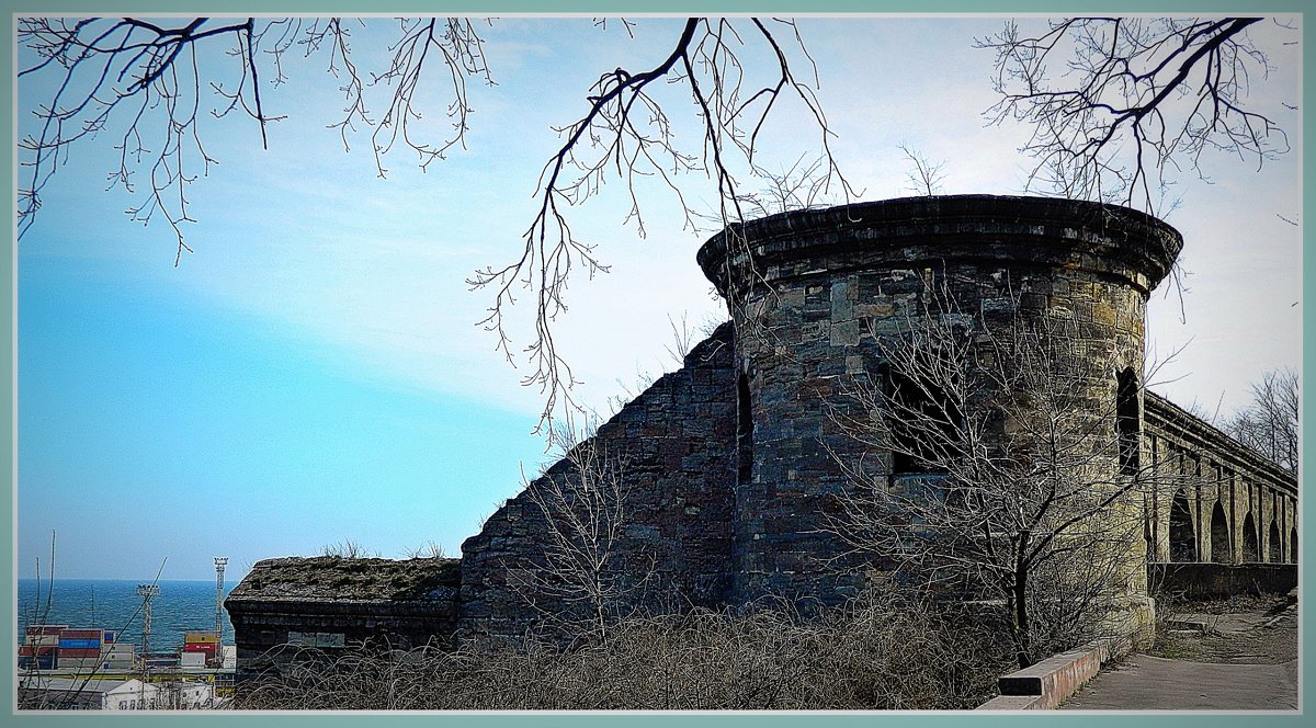 пороховая башня и остатки крепостной стены - Александр Корчемный