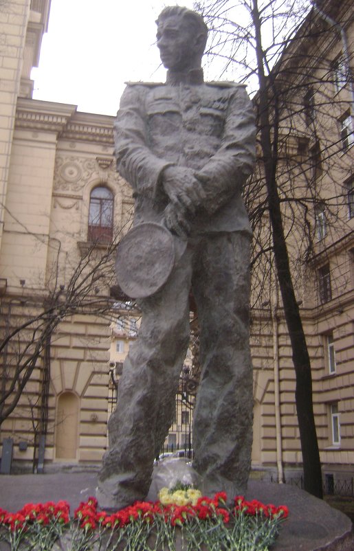 Памятник Александру Маринеско - ДС 13 Митя
