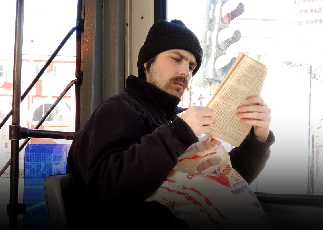 парень, читающий в трамвае - sv.kaschuk 