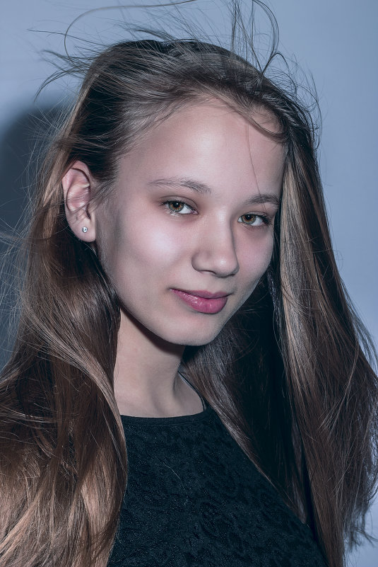 Девочка с развивающимися волосами - Марина Кириллова